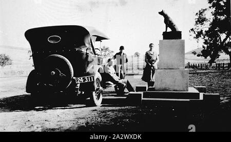 Negative - Gundagai, New South Wales, etwa 1930, zwei Männer und eine Frau neben dem Hund auf dem Tucker, in der Nähe von Gundagai, NSW. Ein Mann ist auf dem Trittbrett eines Autos sitzt Stockfoto