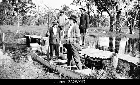 Negative - balranald District, New South Wales, ca. 1925, Schützen in einem Boot auf der Murrumbidgee River in der Nähe von 'Punumbit' Farm Stockfoto