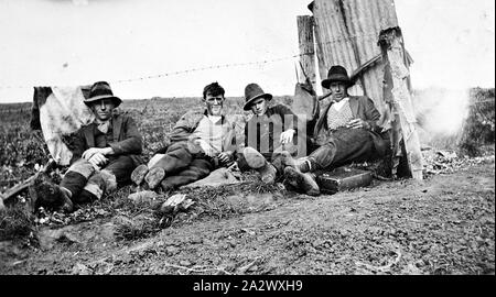 Negative - Geelong, Victoria, ca. 1925, landwirtschaftliche Arbeitnehmer Ruhe durch einen Zaun Stockfoto