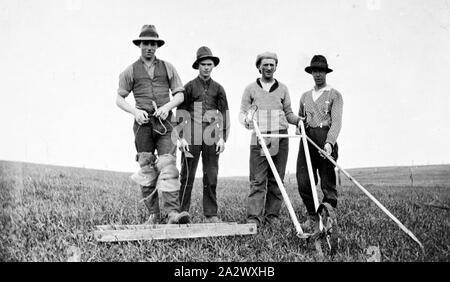 Negative - Geelong, Victoria, ca. 1925, Landarbeiter jäten Zwiebeln Stockfoto