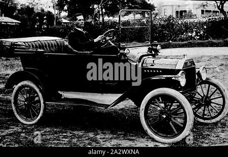 Negative - Castlemaine, Victoria, ca. 1920, ein Mann, der in einem Modell T Ford Auto in einer Vorstadtstraße sitzt Stockfoto