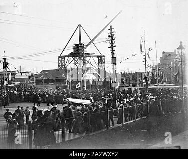 Negative - Melbourne, Victoria, 1913, Bau von Flinders Street Bahnhof. Es gibt einen großen Kran auf einer Plattform im Hintergrund. Es gibt grosse Massen Futter die Swanston Street und Bunting über Polen Stockfoto