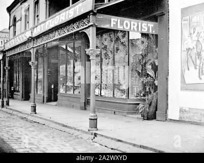 Negative - Fitzroy, Victoria, ca. 1915, ein Blumengeschäft mit dem Zeichen 'W.H. Banken Kunst Blumenladen'. Es gibt eine große Blaustein Dachrinnen und Kopfsteinpflaster im Vordergrund. Stockfoto