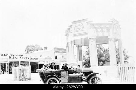 Negative - Avoca, Victoria, ca. 1925, ein Modell T Ford Motor Auto vor der Gedenkstätte der Avoca Soldat. Der Shop von H.J. Chapman, Draper ist im Hintergrund Stockfoto