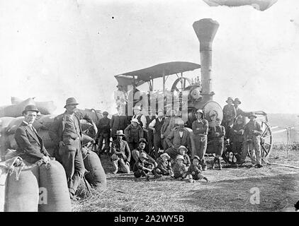 Negative - Grovedale, Victoria, circa 1920, die Arbeitnehmer vor einer Lokomobile Stockfoto