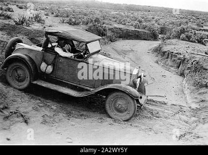 Negative - Wentworth District, New South Wales, ca. 1930, ein Auto auf der Straße zu Wentworth. Es ist beim Fahren quer zu einem trockenen Bachbett Stockfoto