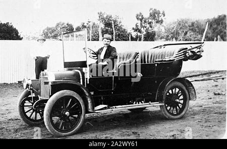 Negative - Wentworth District, New South Wales, 1911, ein Mann in einem Auto Stockfoto