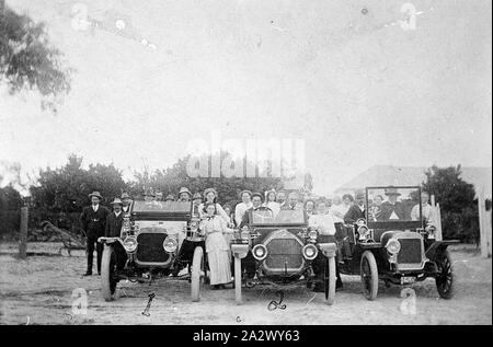 Negative - Wentworth District, New South Wales, 1911, drei Autos mit einer Gruppe von Leuten um jeden. '1' und '3' ,'2' haben unter den Autos geschrieben worden, aber es gibt keine anderen Informationen. Das Auto auf der rechten Seite kann sein, dass vom Thomas Tonkin Stockfoto