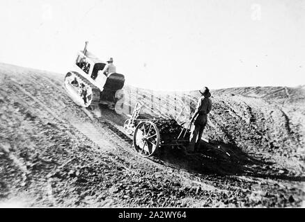 Negative - Wentworth District, New South Wales, ca. 1935, Männer mit einem Traktor ein Damm auszugraben Stockfoto