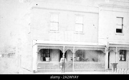 Negative - South Melbourne, Victoria, ca. 1890, Thomas Weiß außerhalb seines Hauses. Dies ist auf der Website seiner vorherigen Shop und kann einige der Gebäude integrieren Stockfoto