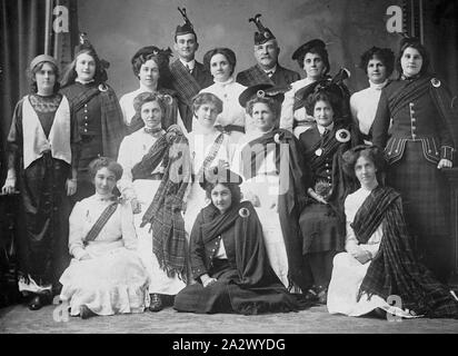 Negative - Bendigo, Victoria, ca. 1905, eine Gruppe von Frauen in Highland Kostüme. Die meisten tragen weiße Kleider mit tartan Schärpen während drei tragen lange Kilts. Es gibt zwei Männer (pipers?) auf der Rückseite der Gruppe Stockfoto