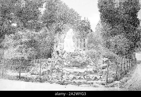 Negative - East Melbourne, Victoria, ca. 1885, eine Statue in den Fitzroy Gardens Stockfoto