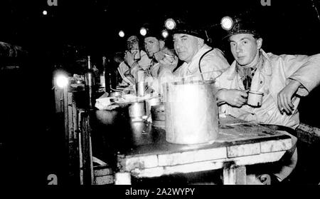 Negative - Staatliche Kommission Elektrizität, Arbeiter am 'Krippe' auf Hydro-Electric Scheme Tunnel, Kiewa, Victoria, 1952, Arbeiter an einem "Crib" (Abendessen) Pause in einem Kiewa Hydro Electric Scheme tunnel Stockfoto