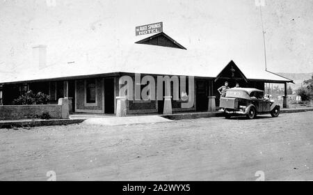 Negative - Alice Springs, Northern Territory, 1935, ein Ford Tourer Modell B Auto vor der Hotels in Alice Springs. Stockfoto