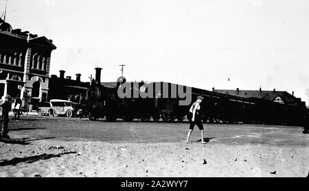 Negative - Adelaide (?), Südaustralien, ca. 1935, eine Lokomotive und Zug am Strand. Die Lok ist Nr. 120. Es ist ein Auto im Hintergrund und ein Junge in Badekleidung im Vordergrund. Stockfoto