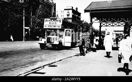 Negative - Adelaide, South Australia, circa 1935, der Glenelg Bahn Bus Nr. 54. Die A.E. Thomas Papier stehen, wird durch die Markise Stockfoto