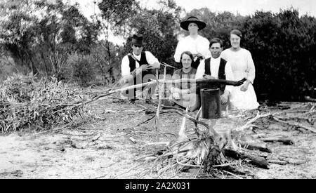 Negative - Underbool, Victoria, ca. 1923, eine Gruppe von Männern und Frauen kochen der Billy. Sie sind in Mallee Land Stockfoto