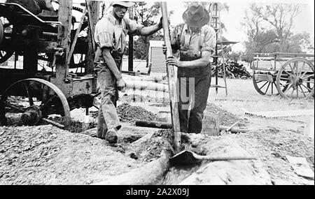 Negative - nhill Bezirk, Victoria, 1920, zwei Männer, eine Bohrung auf Heatherlea Farm Stockfoto