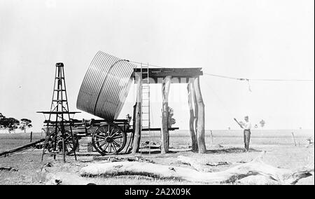 Negative - nhill Bezirk, Victoria, 1920, Anheben einer Wasser-Tank auf einen Stand auf Heatherlea Farm. Kabel sind mit dem Tank, ist teilweise noch ruht auf einem Wagen befestigten Stockfoto