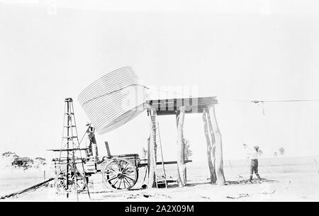 Negative - nhill Bezirk, Victoria, 1920, Anheben einer Wasser-Tank auf einen Stand auf Heatherlea Farm. Kabel sind in den Tank, die jetzt den Wagen geräumt ist angefügt Stockfoto