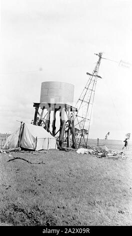 Negative - nhill Bezirk, Victoria, 1920, Errichtung eines Byron Brüder Windmühle auf Heatherlea Farm. Es ist ein Zelt auf der linken Seite Stockfoto