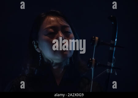London, Großbritannien. 03 Okt, 2019. K - Musik - Jambinai, führt die Erklärung Lied der Freiheit vom Unterdrücker und von den Japanern besetzt alle ihre Emotionen auf die K-Musik mit Zorn zum Ausdruck zu bringen, Hass mutiger geworden und die Freude an der Freiheit und Unabhängigkeit. Die Jambinai wurde in Seoul, Südkorea gegründet, im Jahr 2009 von Gitarrist und Piri (Oboe) player Ilwoo Lee, haegeum (eine Geige - wie Instrument) player Bomi Kim und geomungo (Zither) player Eunyong Sim am 3. Oktober 2019, an der Southbank, London, UK. Bild Capital/Alamy leben Nachrichten Stockfoto