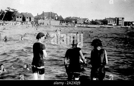 Negative - St Kilda, Victoria, ca. 1930 Menschen das Baden an der St. Kilda Stockfoto