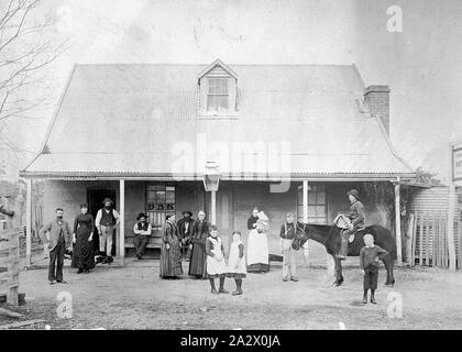 Negative - Gruppe vor der Oxley Hotel, Oxley, Victoria, ca. 1885, eine Gruppe von Menschen vor der Oxley Hotel. Es ist eine Straßenlaterne vor dem Hotel und ein Mann auf einem Pferd auf der rechten Seite Stockfoto