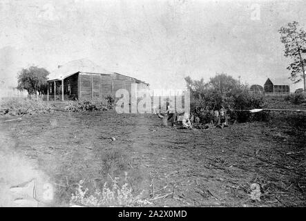 Negative - New South Wales, ca. 1880, Tom Walker und seine Familie vor ihrem Flechtwerkwände home Stockfoto