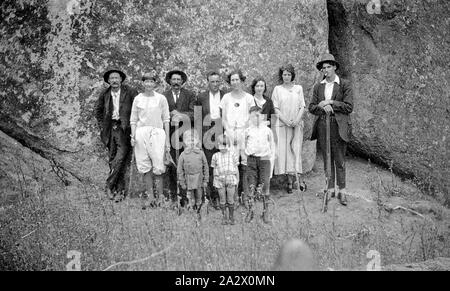 Negative - rheola Bezirk, Victoria, ca. 1920, eine Gruppe außerhalb der Melville Höhlen Stockfoto