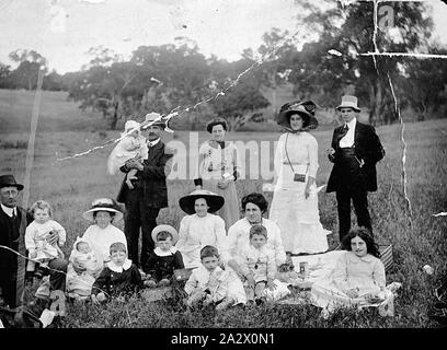 Negative - Bendigo, Victoria, um 1910, Mitglieder der Gleeson Familie bei einem Picknick. Sie sind für den Anlass gekleidet Stockfoto