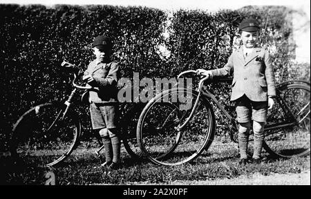 Negative - Golden Square, Bendigo, Victoria, 1935, zwei kleine Jungen in der Schule Uniform und mit ihren Fahrrädern Stockfoto