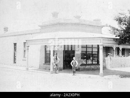 Negative - Golden Square, Bendigo, Victoria, etwa um 1900, ein Mann und sein Sohn außerhalb der Ecke Store, die die Familie ließ. Es ist eine Residenz an der Seite des Shop Stockfoto