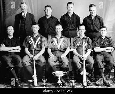 Negative - Golden Square, Bendigo, Victoria 1939, Die Golden Square Baseball Team und Ihre Trophäen Stockfoto