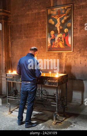 Armenien. Tsakhkadzor. Kecharis Kloster. August 15, 2018. Ein 11 C. in der mittelalterlichen Klosteranlage. Verehrer mit Kerzen in Saint Grigor Kirche. Stockfoto