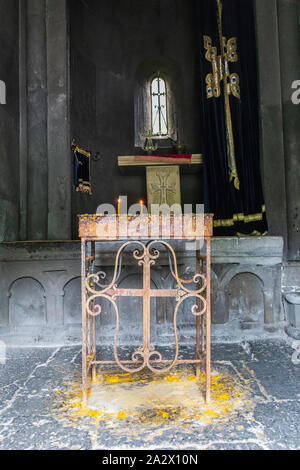 Armenien. Tsakhkadzor. Kecharis Kloster. August 15, 2018. Ein 11 C. in der mittelalterlichen Klosteranlage. Altar mit Kreuz in der surp Nshan Kirche. Stockfoto