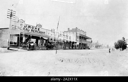 Negative - Ouyen, Victoria, circa 1915, die Hauptstraße von Ouyen. Geschäfte gehören: G. L. Rowe, allgemeine Kaufmann, Ford Motor Garage, Ouyen H (?). Es ist ein Hotel im Hintergrund Stockfoto