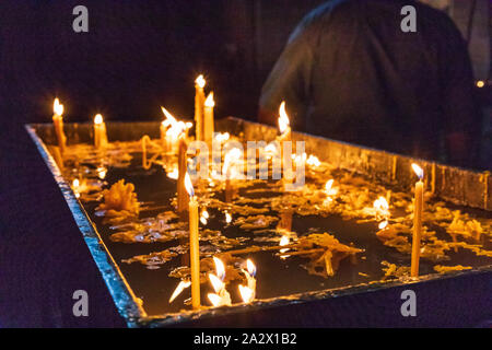 Armenien. Tsakhkadzor. Kecharis Kloster. August 15, 2018. Ein 11 C. in der mittelalterlichen Klosteranlage. Kerzen in Heiligen Grigor Kirche. Stockfoto