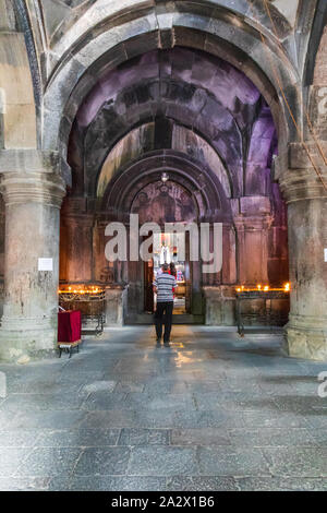 Armenien. Tsakhkadzor. Kecharis Kloster. August 15, 2018. Ein 11 C. in der mittelalterlichen Klosteranlage. Eingang zu dem Heiligen Grigor Kirche. Stockfoto