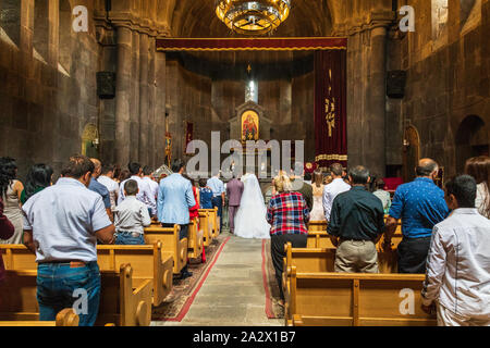 Armenien. Tsakhkadzor. Kecharis Kloster. August 15, 2018. Hochzeit im Heiligen Grigor Kirche. Stockfoto