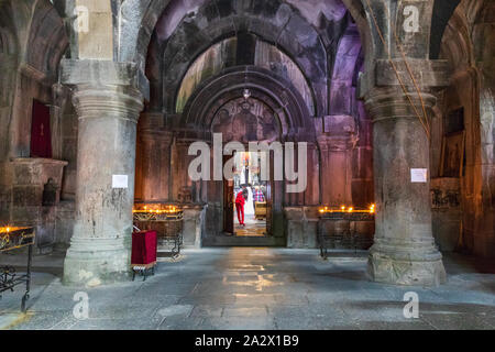 Armenien. Tsakhkadzor. Kecharis Kloster. August 15, 2018. Ein 11 C. in der mittelalterlichen Klosteranlage. Eingang zu dem Heiligen Grigor Kirche. Stockfoto