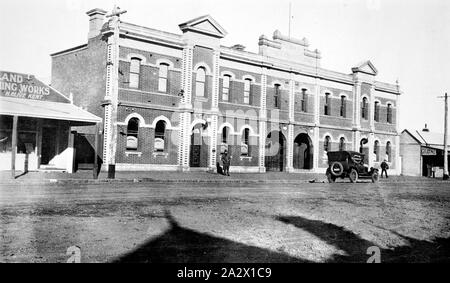 Negative - Pinjarra, Victoria, circa 1925, die traralgon Shire Büros. Es ist ein Auto vor dem Gebäude geparkt Stockfoto