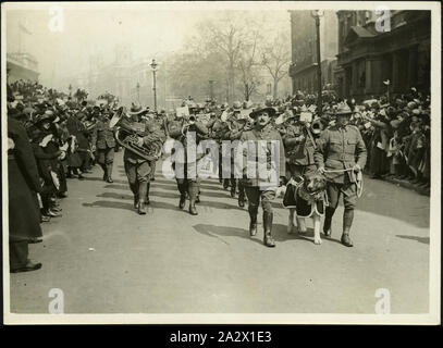 Fotografie - Neuseeland Soldaten, Anzac Day Parade, London, 1916, schwarz-weiß Foto von Neuseeland Soldaten in der Anzac Parade, London, 1916. Ursprünglich als 1919 identifiziert; jedoch im Jahre 1919 marschierten die Soldaten mit Gewehren und Bajonetten; 1916 zogen die unbewaffneten wie in diesen Fotos, und die Menge stand nahe - Zeitung Berichte aus der Zeit beschrieb es als die Menge, die zu umarmen und sie zu nähren. Eine von drei Drucke Stockfoto