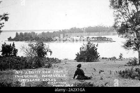 Negative - Paynesville, Victoria, um 1910, mit Blick über die Gippsland Lakes vor der staatlichen Schule. Eine Frau sitzt auf dem Boden Stockfoto