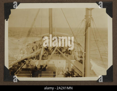 Fotografie - an Bord der SS Jervis Bay, 1928, einer der 90 drei Bilder von einem Foto Album nach Australien geholt von Archibald Gordon Maclaurin wenn er 1928 migriert. Es schließt frühe Fotos seiner Vorbereitung der Migration für Reisen nach Frankreich, sowie Fotos, die er einmal in Australien hinzugefügt, inklusive Fotos, die ihm von Familie in England geschickt, und Bilder aus seiner Migration Stockfoto