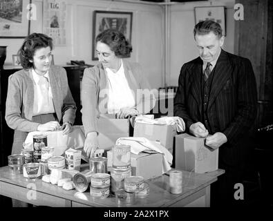 Verpackung Lebensmittelpakete für Großbritannien staatliche Kommission Elektrizität von Victoria Flinders Street melbourne Juli 1947 viele australische Büros gesendete Pakete Stockfoto