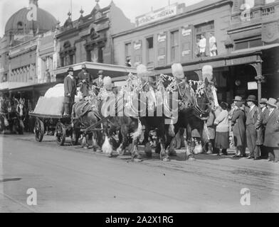 Glas Negativ - Parade in die Swanston Street, Melbourne, ca. 1932, Schwarz und Weiß, Quartal Platte negativ mit Blick auf die Straße, was sich zeigt, die Swanston Street zu sein, mit der Flinders Street Station Dome im Hintergrund und große Zeichen Werbung ein Kampf zwischen Boxer W. Stribling und Johnny Freeman auf einem Gebäude hinter, die sichtbar zeigt dies wurde wahrscheinlich im Jahr 1932 übernommen. Eine Parade mit mehreren Männern auf Es wird gezogen von Hoch dekoriert Stockfoto