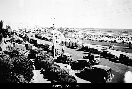 Negative - St Kilda, Victoria, ca. 1930, Menschenmassen und Linien der geparkten Autos in St Kilda Strand Stockfoto