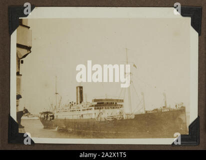 Fotografie - Passagierschiff auf See, 1928, einer der 90 drei Bilder von einem Foto Album nach Australien geholt von Archibald Gordon Maclaurin migriert, wenn er im Jahr 1928. Es schließt frühe Fotos seiner Vorbereitung der Migration für Reisen nach Frankreich, sowie Fotos, die er einmal in Australien hinzugefügt, inklusive Fotos, die ihm von Familie in England geschickt, und Bilder aus seiner Migration Stockfoto