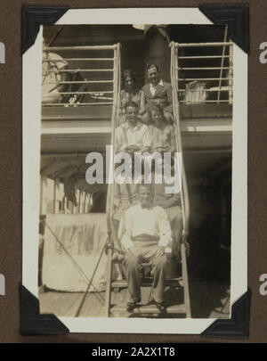 Fotografie - Passagiere an Bord SS Jervis Bay, 1928, einer der 90 drei Bilder von einem Foto Album nach Australien geholt von Archibald Gordon Maclaurin wenn er 1928 migriert. Es schließt frühe Fotos seiner Vorbereitung der Migration für Reisen nach Frankreich, sowie Fotos, die er einmal in Australien hinzugefügt, inklusive Fotos, die ihm von Familie in England geschickt, und Bilder aus seiner Migration Stockfoto